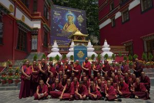མཚམས་སྦྱོར། རྩོམ་ཡིག་གོང་མ།